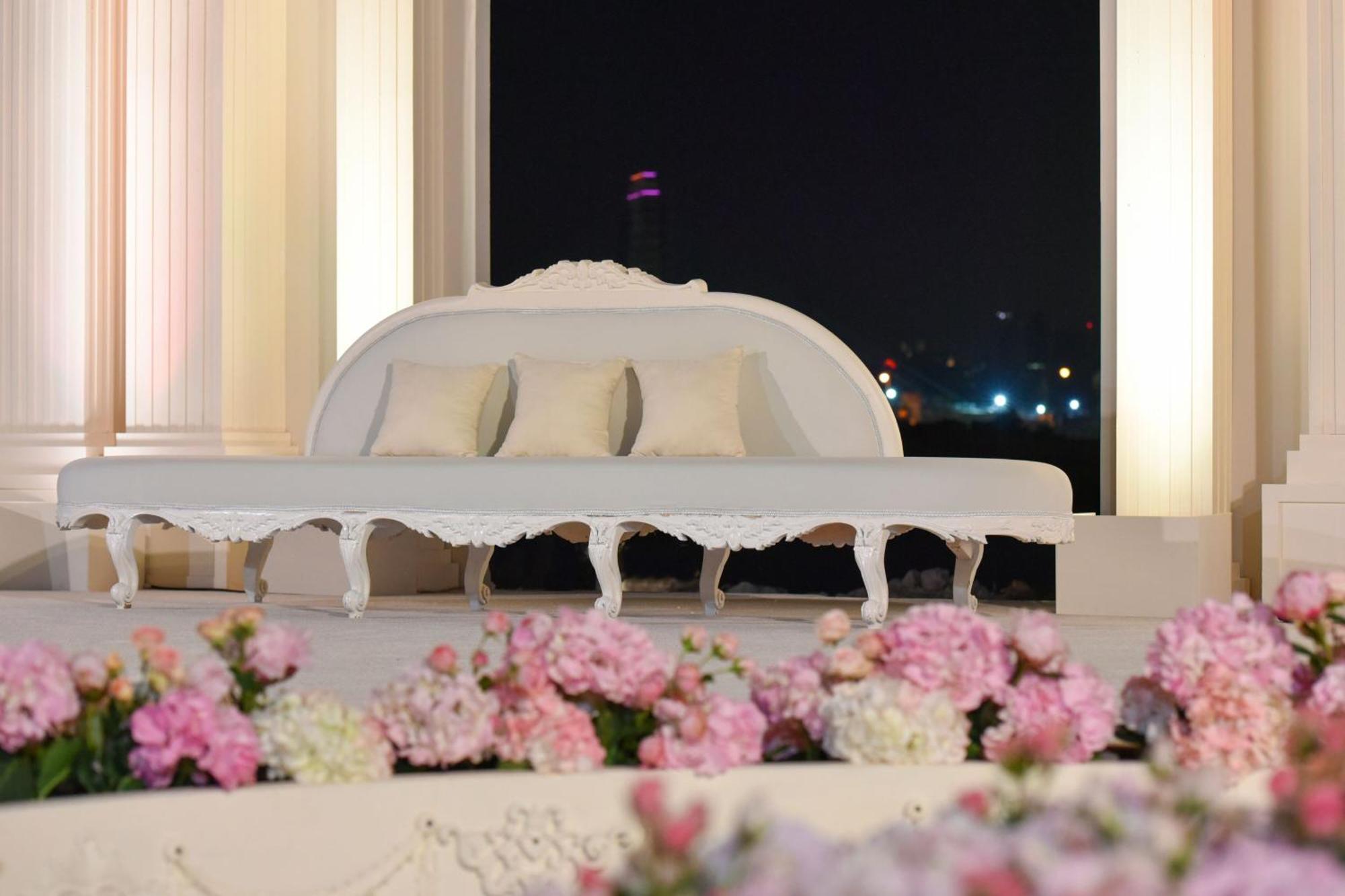 מלון The Ritz-Carlton, דוחה מראה חיצוני תמונה A traditional Malay wedding couch